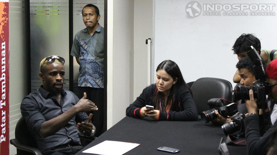 Greg Nwokolo memberi keterangan pers kepada media yang meliput kedatangannya di markas Persija.